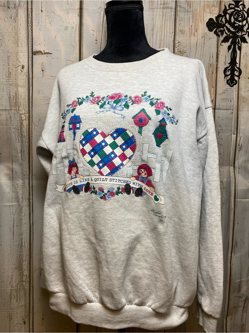 Light Gray Quilted Heart Crewneck Sweatshirt with Floral Motif Sz-L